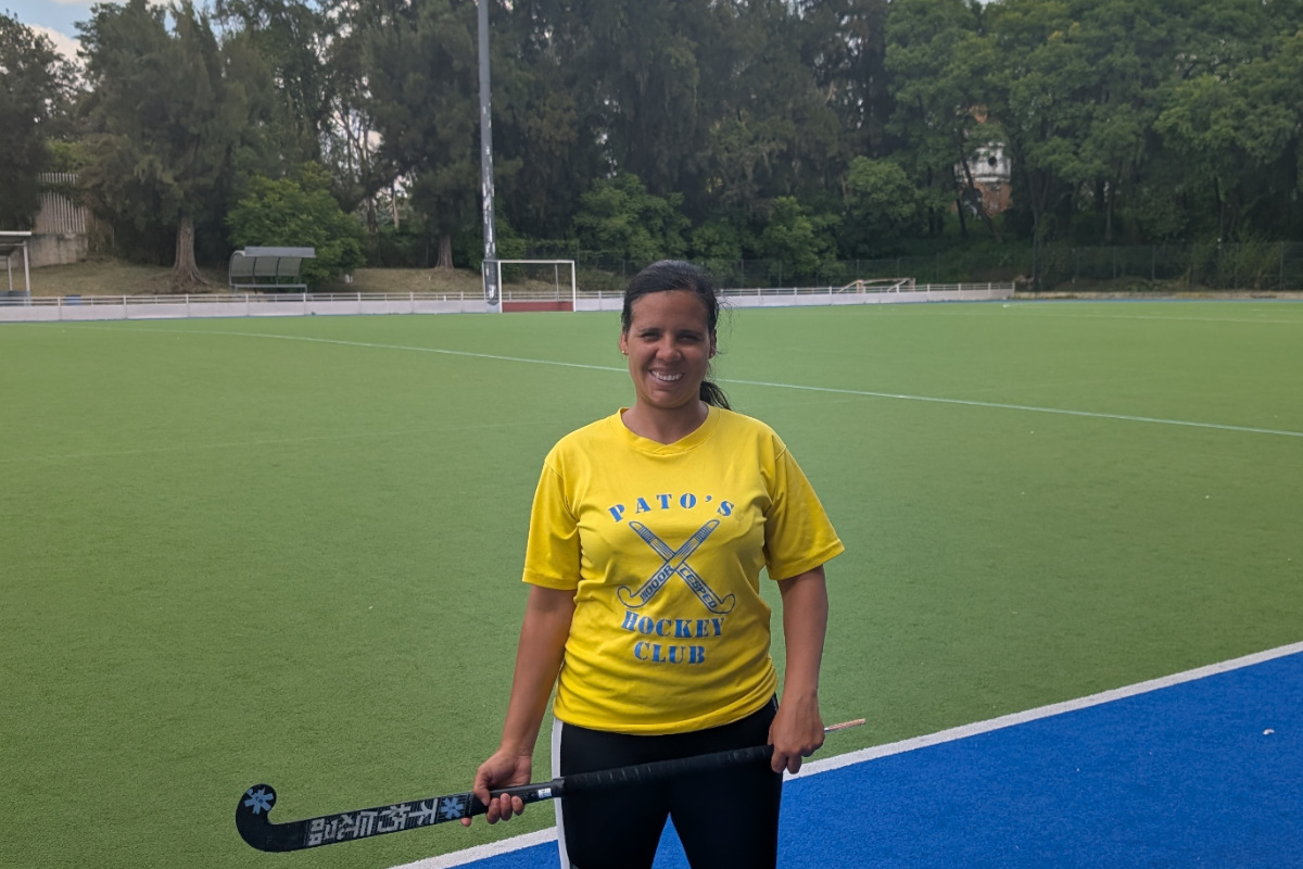Margarita Paredes Rodríguez con atletas de Pato's Hockey Club