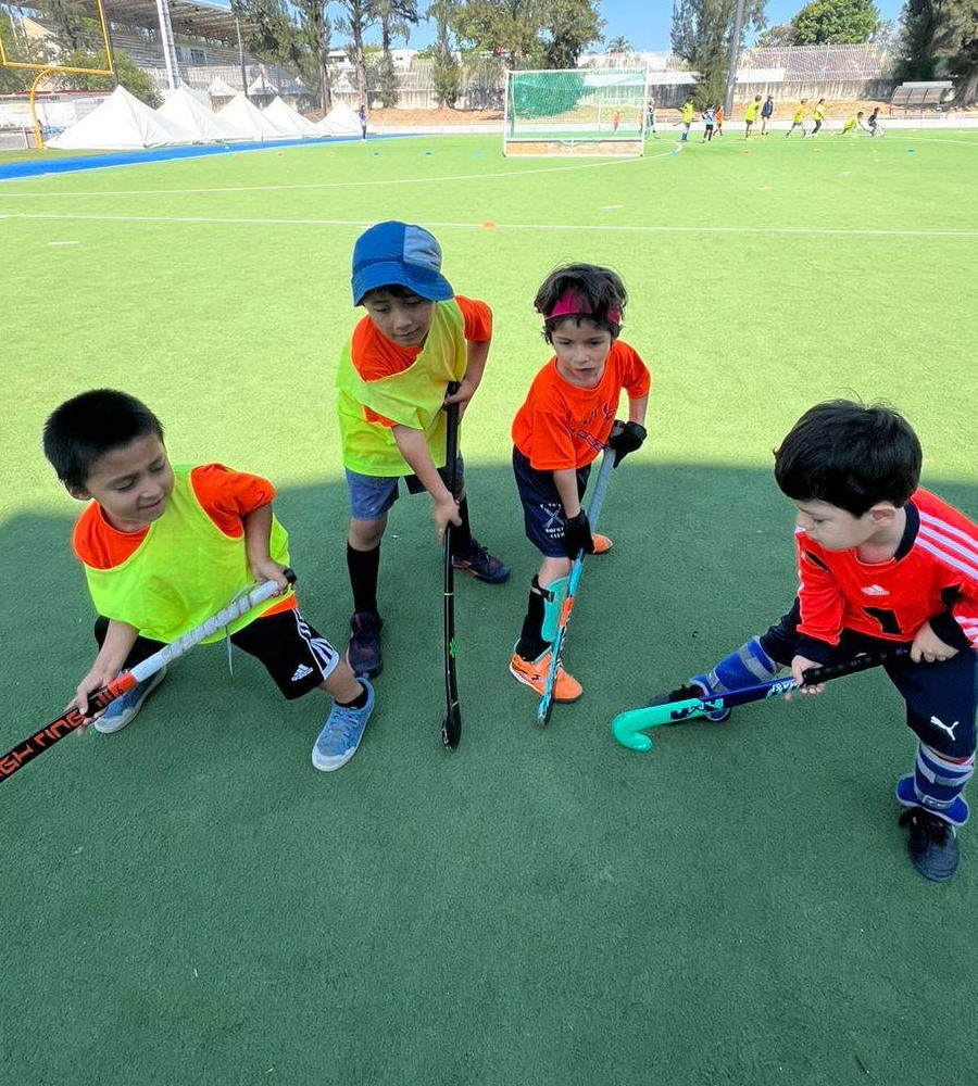 Niños pequeños de Sub-6 entrenando en césped sintético